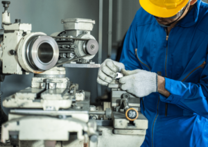 man die aan het werk is