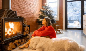 vrouw met hond in vakantiehuisje