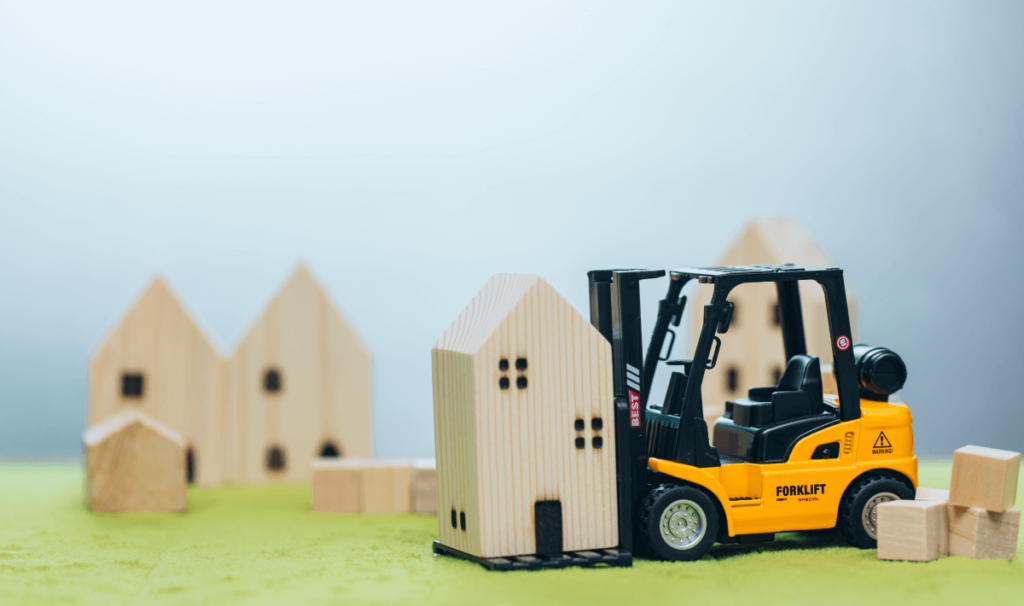 houten huis met forklift